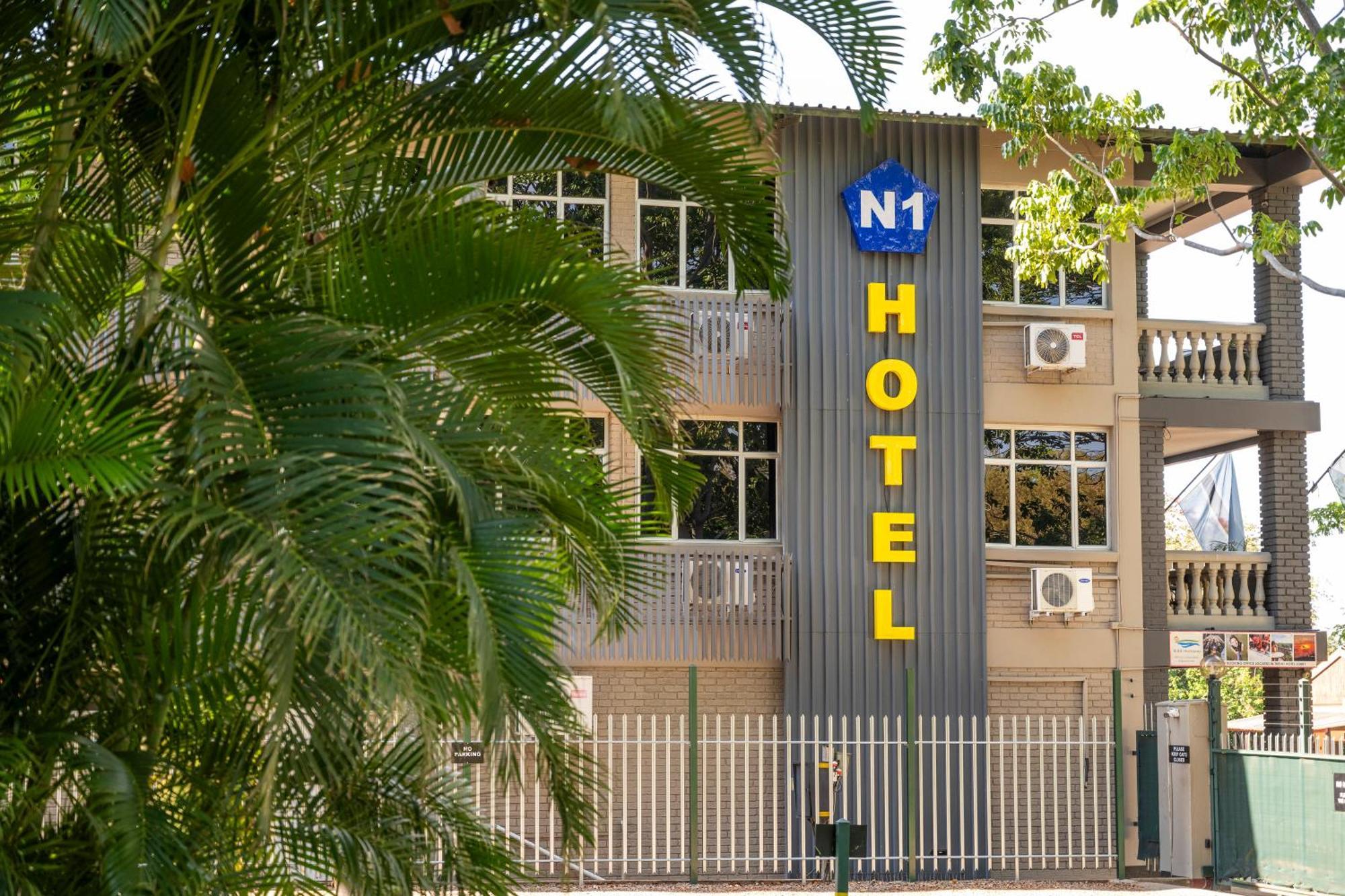 N1 Hotel & Campsite Victoria Falls Exteriör bild