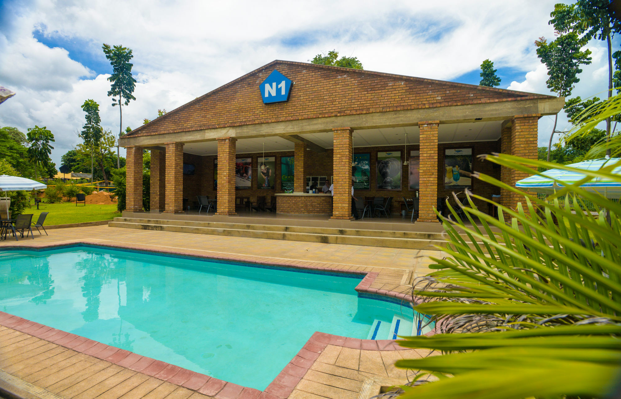 N1 Hotel & Campsite Victoria Falls Exteriör bild